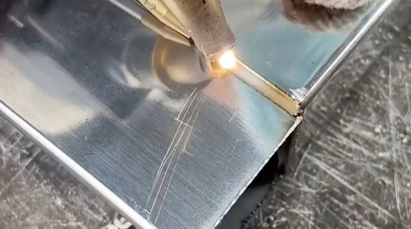 手持激光焊接機(jī)激光頭達(dá)到多少度算異常？