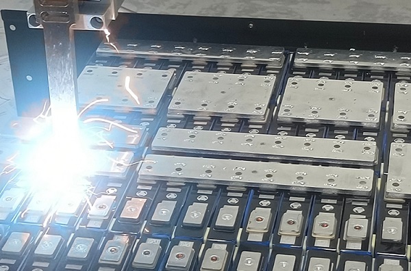 企業(yè)該如何挑選合適的鋰電池激光焊接機(jī)？
