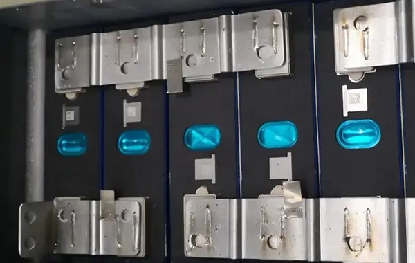 激光焊接機(jī)在動力鋰電池模組焊接中的難點(diǎn)和解決方案